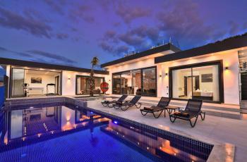 Villa Sevil, Denize Yakın Muhafazakar Villa