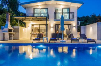 Villa Burak, Jakuzili Muhafazakar Villa