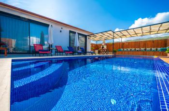 Villa Busem, Doğa İçinde Jakuzili Şık Villa
