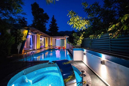 Villa Rixsos, Jakuzili Muhafazakar Villa 