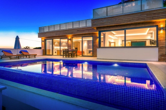 Villa Bella 4, Jakuzili Muhafazakar Villa