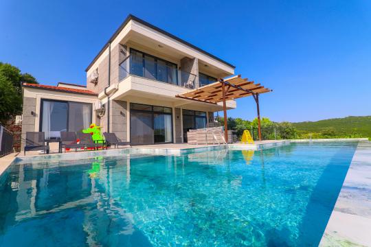  Villa Adin | Kaş Çukurbağ'da Geniş Havuzlu & Çocuk Parklı Villa