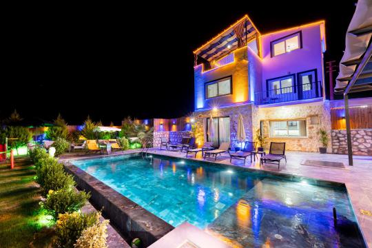 Villa Özkan - Muhafazakar Havuz Alanlı Kiralık Villa