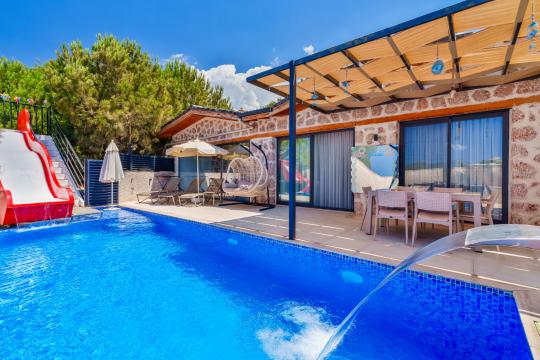 Villa Kızılkaya - Muhafazakar & Isıtmalı Havuzlu Kiralık Villa