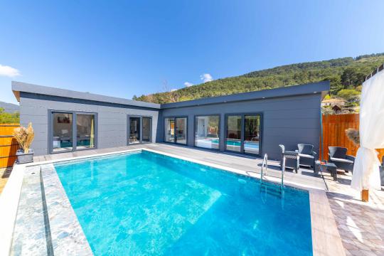 Villa Loçka, Bahçeli Jakuzili Muhafazakar Villa 